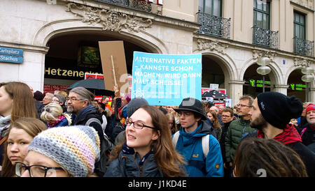 München, Deutschland. 22. April 2017. Der Marsch für die Wissenschaft ist der erste Schritt einer globalen Bewegung, die entscheidende Rolle Wissenschaft zu verteidigen spielt in unserer Gesundheit, Sicherheit, Wirtschaft und Regierungen. Bildnachweis: Luisa Fumi/Alamy Live-Nachrichten Stockfoto