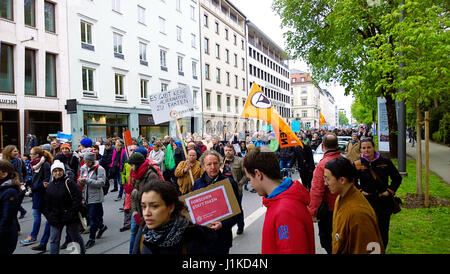 München, Deutschland. 22. April 2017. Der Marsch für die Wissenschaft ist der erste Schritt einer globalen Bewegung, die entscheidende Rolle Wissenschaft zu verteidigen spielt in unserer Gesundheit, Sicherheit, Wirtschaft und Regierungen. Bildnachweis: Luisa Fumi/Alamy Live-Nachrichten Stockfoto