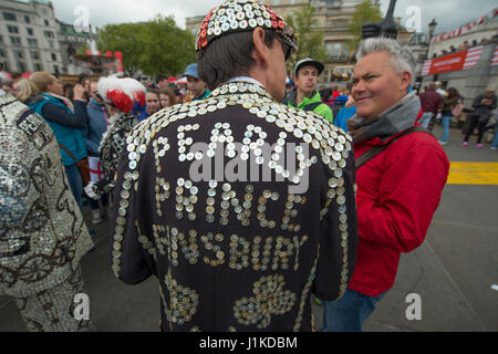 Trafalgar Square, London, UK. 22. April 2017. London feiert St. Georges Day an den Bürgermeister von London jährliche Fest des St. George. Der Platz ist gesäumt von Verkaufsständen, traditionelles englisches Essen, inspiriert durch die Ursprünge des 13. Jahrhunderts als ein Tag des Feierns. St. Georges Day fällt am 23. April. Bildnachweis: Malcolm Park/Alamy Live-Nachrichten Stockfoto