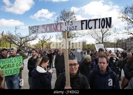 Amsterdam, Niederlande. 22. April 2017. Menschen marschieren zur Unterstützung der wissenschaftlichen Forschung während der Demonstration der "Marsch für die Wissenschaft" im Museum Quadrat am 22. April 2017 in Amsterdam, Niederlande. Menschen auf der Welt beteiligen sich an Demonstrationen der "Marsch für die Wissenschaft" zum protest gegen die Aussagen und die Verwaltung der US-Präsident Donald Trump. Bildnachweis: VWPics/Alamy Live-Nachrichten Stockfoto