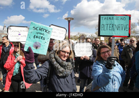 Amsterdam, Niederlande. 22. April 2017. Menschen marschieren zur Unterstützung der wissenschaftlichen Forschung während der Demonstration der "Marsch für die Wissenschaft" im Museum Quadrat am 22. April 2017 in Amsterdam, Niederlande. Menschen auf der Welt beteiligen sich an Demonstrationen der "Marsch für die Wissenschaft" zum protest gegen die Aussagen und die Verwaltung der US-Präsident Donald Trump. Bildnachweis: VWPics/Alamy Live-Nachrichten Stockfoto