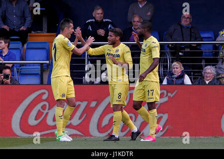 Villarreal, Spanien. 22. April 2017. 08 Jonathan Dos Santos von Villarreal CF feiern nach dem 2: 1 Tor mit seinem Teamkollegen 21 Bruno Soriano Villarreal CF (L) und 17 Cedric Bakambu von Villarreal CF (R) während der spanischen La Liga Santander Fußball-match zwischen Villarreal CF und Club Deportivo Leganés bei La Ceramica-Stadion am 22. April 2017. Bildnachweis: Gtres Información Más lokalen on-line S.L./Alamy Live News Stockfoto