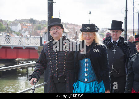 Zwei Goten posieren für Fotos auf Whitby Kai Credit: David Dixon/Alamy Live News Stockfoto