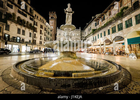 VERONA, Italien - 4. April 2017: Piazza Delle Erbe (Marktplatz) mit dem barocken Palazzo Maffei, eine Marmorsäule mit dem Markusplatz Löwen, Symbol der t Stockfoto