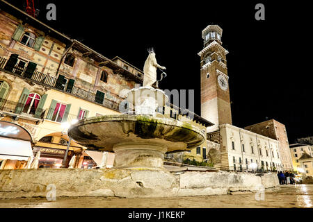 VERONA, Italien - 4. April 2017: Piazza Delle Erbe (Marktplatz) mit dem barocken Palazzo Maffei, eine Marmorsäule mit dem Markusplatz Löwen, Symbol der t Stockfoto