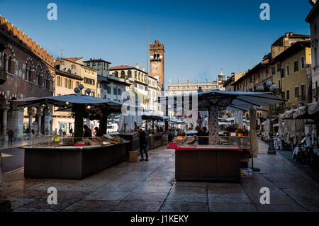 VERONA, Italien - 4. April 2017: Piazza Delle Erbe (Marktplatz) mit dem barocken Palazzo Maffei, eine Marmorsäule mit dem Markusplatz Löwen, Symbol der t Stockfoto