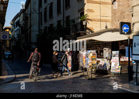 VERONA, Italien - 4. April 2017: Piazza Delle Erbe (Marktplatz) mit dem barocken Palazzo Maffei, eine Marmorsäule mit dem Markusplatz Löwen, Symbol der t Stockfoto