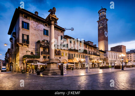 VERONA, Italien - 4. April 2017: Piazza Delle Erbe (Marktplatz) mit dem barocken Palazzo Maffei, eine Marmorsäule mit dem Markusplatz Löwen, Symbol der t Stockfoto