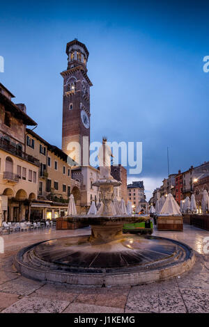 VERONA, Italien - 4. April 2017: Piazza Delle Erbe (Marktplatz) mit dem barocken Palazzo Maffei, eine Marmorsäule mit dem Markusplatz Löwen, Symbol der t Stockfoto