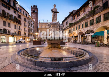 VERONA, Italien - 4. April 2017: Piazza Delle Erbe (Marktplatz) mit dem barocken Palazzo Maffei, eine Marmorsäule mit dem Markusplatz Löwen, Symbol der t Stockfoto