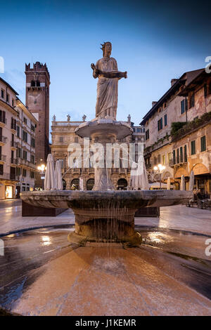 VERONA, Italien - 4. April 2017: Piazza Delle Erbe (Marktplatz) mit dem barocken Palazzo Maffei, eine Marmorsäule mit dem Markusplatz Löwen, Symbol der t Stockfoto