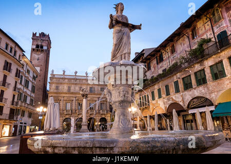 VERONA, Italien - 4. April 2017: Piazza Delle Erbe (Marktplatz) mit dem barocken Palazzo Maffei, eine Marmorsäule mit dem Markusplatz Löwen, Symbol der t Stockfoto