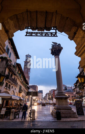 VERONA, Italien - 4. April 2017: Piazza Delle Erbe (Marktplatz) mit dem barocken Palazzo Maffei, eine Marmorsäule mit dem Markusplatz Löwen, Symbol der t Stockfoto