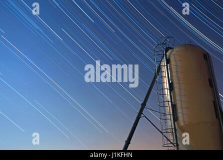 Silos startrail. Reggio Emilia, Italien. Stockfoto