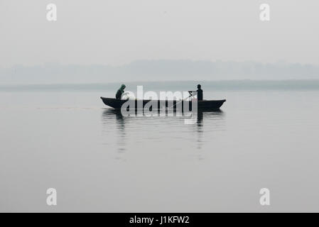 Zwei Männer, ein Ruderboot auf dem Fluss Ganges, Varanasi, Indien Stockfoto