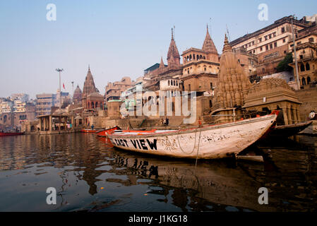 Blick auf das Dasaswamedh Ghat in Varanasi, Indien Stockfoto