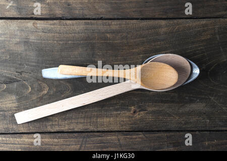 Holzlöffel auf alten Holztisch von oben Stockfoto