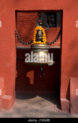 Tempelglocke außerhalb Nepali Tempel (Kathwala) in Varanaci, Indien Stockfoto