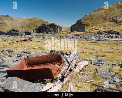 Ruinen aus der ehemaligen Rhosydd Schiefer Steinbruch in Llangefni y Moelwyn Rhosydd in den Bergen von Snowdonia Stockfoto