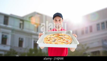Digitalen Verbund aus Lieferung Mann zeigt Pizza Haus Stockfoto
