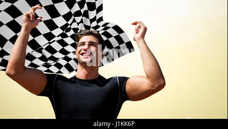 Digitalen Verbund der männlichen Läufer mit den Händen in der Luft vor gelbem Hintergrund und Zielflagge Stockfoto