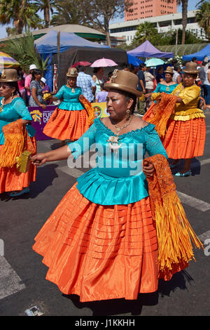 Tanzgruppe Morenada während einer street Parade bei der jährlichen Durchführung con Carnaval Andino la Fuerza del Sol in Arica, Chile. Stockfoto