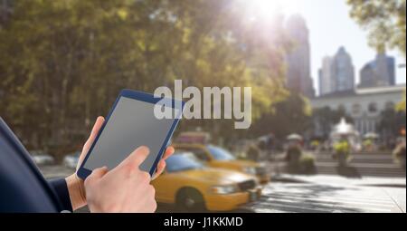 Digital Composite Hände mit Tablet vor Taxis in der Stadt Stockfoto