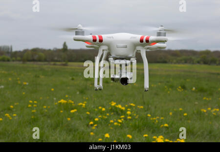 DJI Phantom Drohne macht Tiefpass über farmland Stockfoto