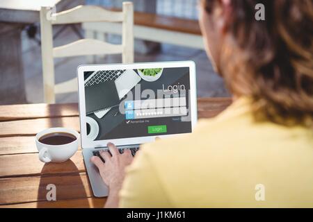 Digitalen Verbund von Frau arbeitet auf Laptop mit Suchfeld Stockfoto