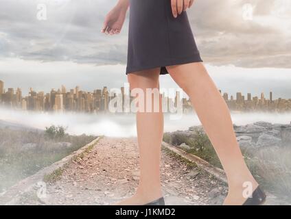 Digital Composite womans Beine wandern auf Weg in der Nähe Stadt Stockfoto