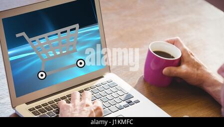 Digital Composite beschnitten Bild der Person, die Online-shopping bei Kaffee Stockfoto