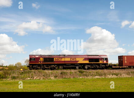 EWS Class 66-Diesellok ziehen einen Freightliner Zug, Seitenansicht, Northamptonshire, UK Stockfoto