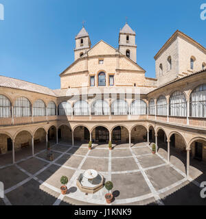 Krankenhaus de Santiago Hof in Úbeda (Kulturerbe der Menschheit), Jaén, Spanien. Weltkulturerbe der Unesco. Stockfoto