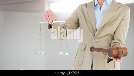 Digitalen Verbund des Richters mit Waage Waage und Hammer vor der Fensterlicht Stockfoto