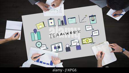 Digitalen Verbund von Teamwork Text durch Symbole und Geschäftsleute auf Tisch Stockfoto