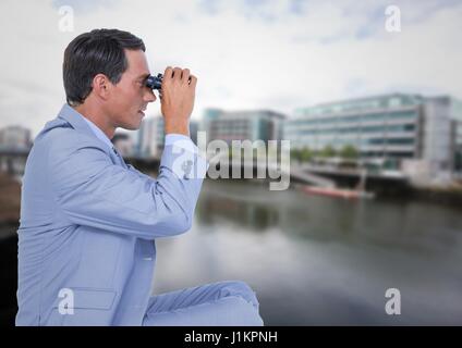 Digitalen Verbund der Geschäftsmann mit Bionoculars gegen Wasser gegenüber verschwommen Gebäude Stockfoto