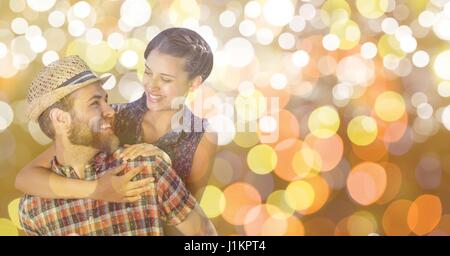 Digitalen Verbund von glücklichen Menschen, die zu Frau Huckepack über Unschärfe Hintergrund Stockfoto