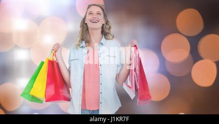 Digitalen Verbund aus stets gut gelaunte Frau Einkaufstaschen über bokeh Stockfoto