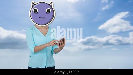 Digital Composite Digital zusammengesetztes Bild der Frau Gesicht bedeckt mit Emoji mit Telefon im Himmel Stockfoto