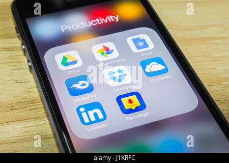 Bangkok, Thailand - 20. April 2017: Apple iPhone5s zeigt seinen Bildschirm mit Cloud-basierten Anwendungen. Stockfoto