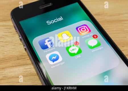 Bangkok, Thailand - 20. April 2017: Apple iPhone5s zeigt seinen Bildschirm mit beliebten social-Networking-Anwendungen. Stockfoto