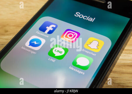 Bangkok, Thailand - 20. April 2017: Apple iPhone5s zeigt seinen Bildschirm mit beliebten social-Networking-Anwendungen. Stockfoto