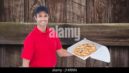 Digitalen Verbund aus Lieferung Mann hält Pizza in box Stockfoto