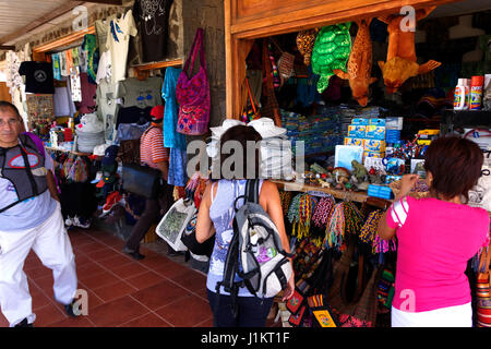 Touristen in einem Souvenirshop in Galapagos Stockfoto