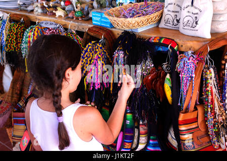 Touristen in einem Souvenirshop in Galapagos Stockfoto