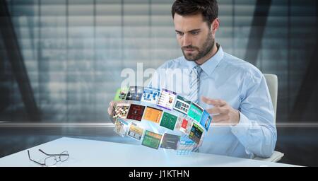 Digital Composite Geschäftsmannes betrachten Platten drehen auf Schreibtisch Stockfoto