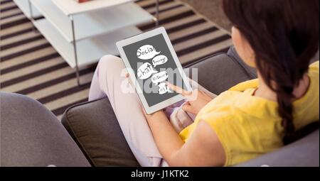 Digitalen Verbund von Frau betrachten Sprechblasen auf digitale Tablet zu Hause Stockfoto