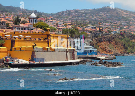 Strand unter Mauern der alten Festung. Funchal, Madeira, Portugal Stockfoto