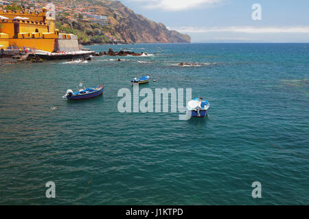 Angeln Motorboote, die Insel und das Meer. Funchal, Madeira, Portugal; 28-06-2015 Stockfoto