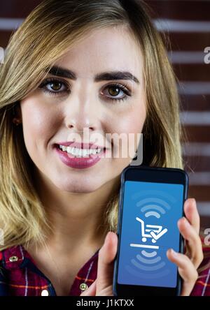 Digitalen Verbund von Frau Betrieb Telefon mit Shopping Trolley Symbol Stockfoto